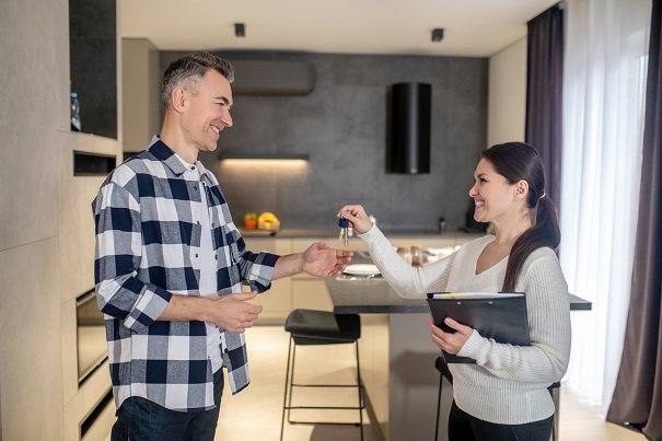 Couple Organising Belongings and Preparing During an Interstate Move Couple Organising Belongings and Preparing During an Interstate Move